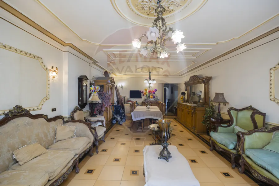 شقة للبيع 185 م جليم (ش محمود الديب - خطوات من البحر)