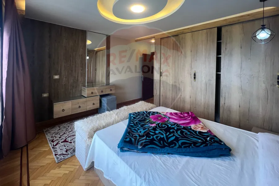 شقة دوبلكس للبيع 120 م جليم (علي البحر مباشرة)