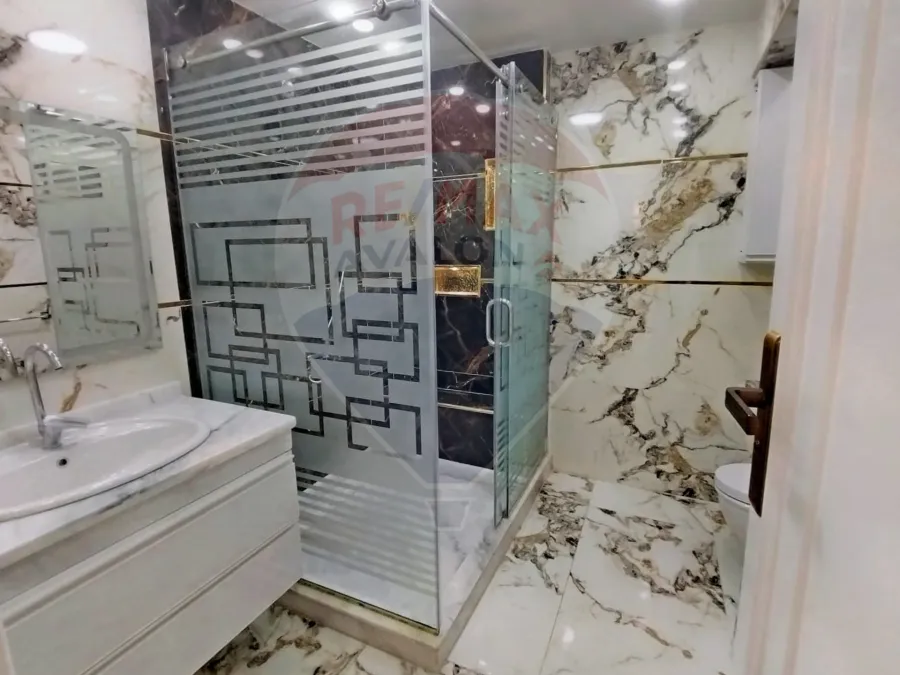 شقة للايجار 220 م لوران (علي الترام مباشر)