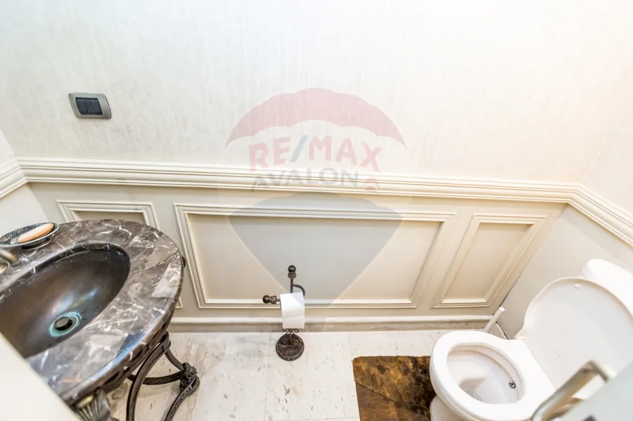 فيلا فاخره للبيع 2,200 م  كينج مريوط (داخل كومباوند بالكينج مريوط - خطوات من  الاستاد)