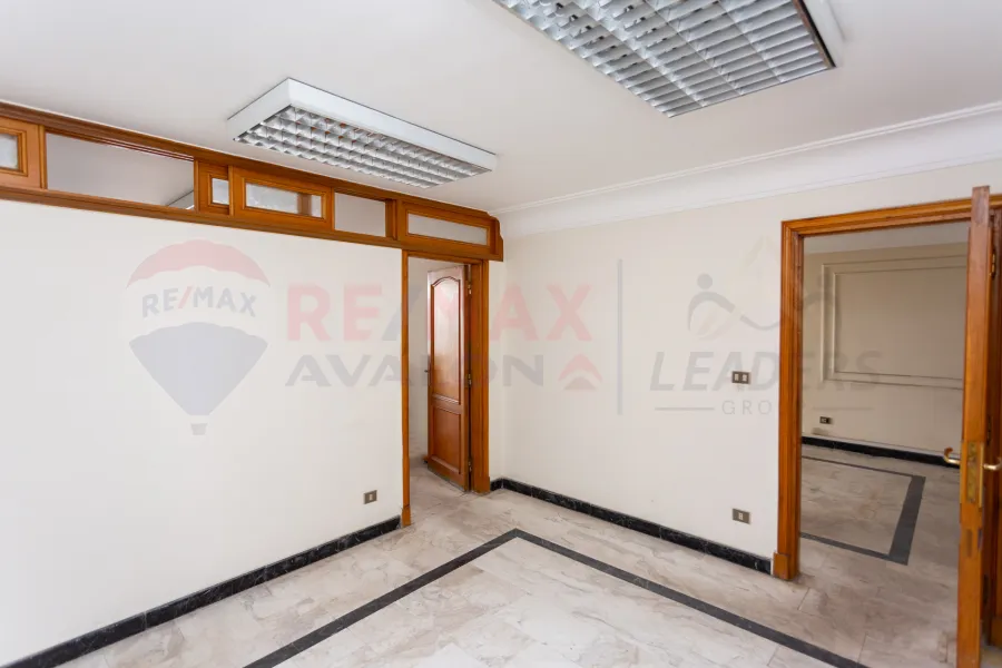 شقة للبيع 280 م زيزينيا (علي البحر مباشرة)