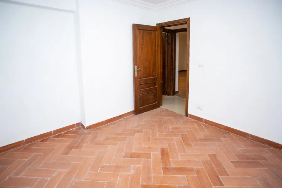 شقة للإيجار140م سبورتنج ( ش أحمد علام )