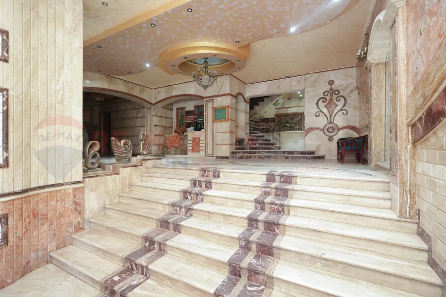 شقة للبيع 300 م زيزينيا ( خطوات من البحر امام قصر الصفا )