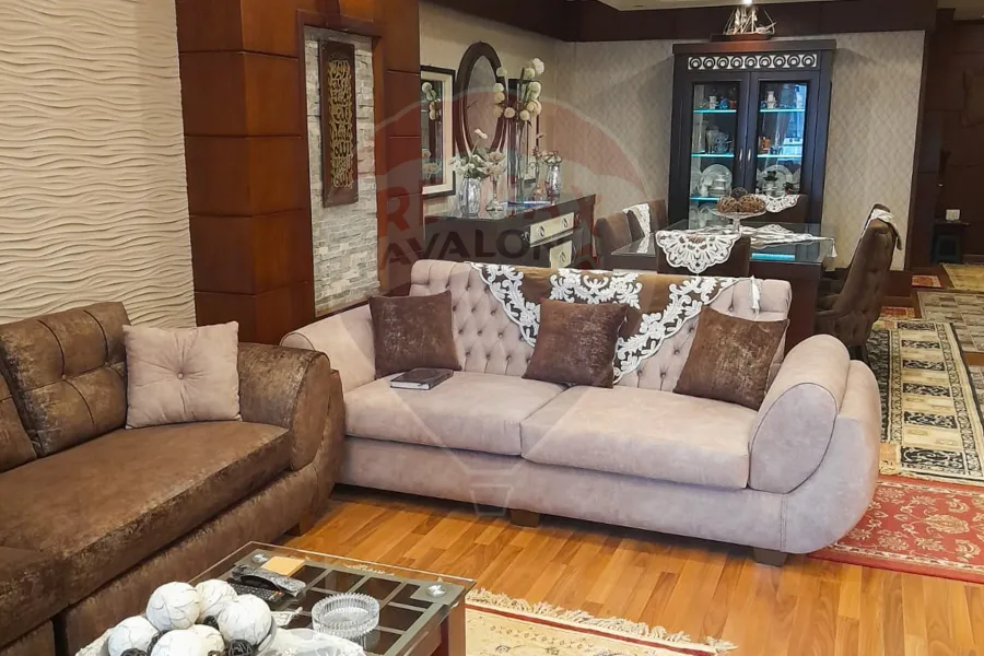 شقة للبيع 210 م السرايا (خطوات من البحر)