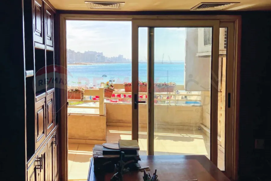 مقر اداري مفروش للإيجار 250 م ميامي (امام نادي السيارات)