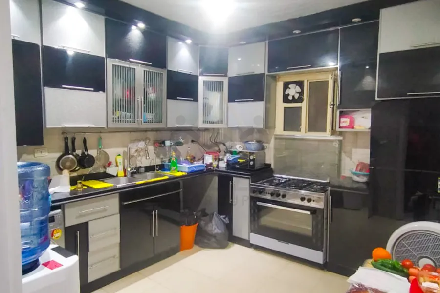 شقة للبيع 250 م رشدي (متفرع من ش عبد الحميد العبادي)