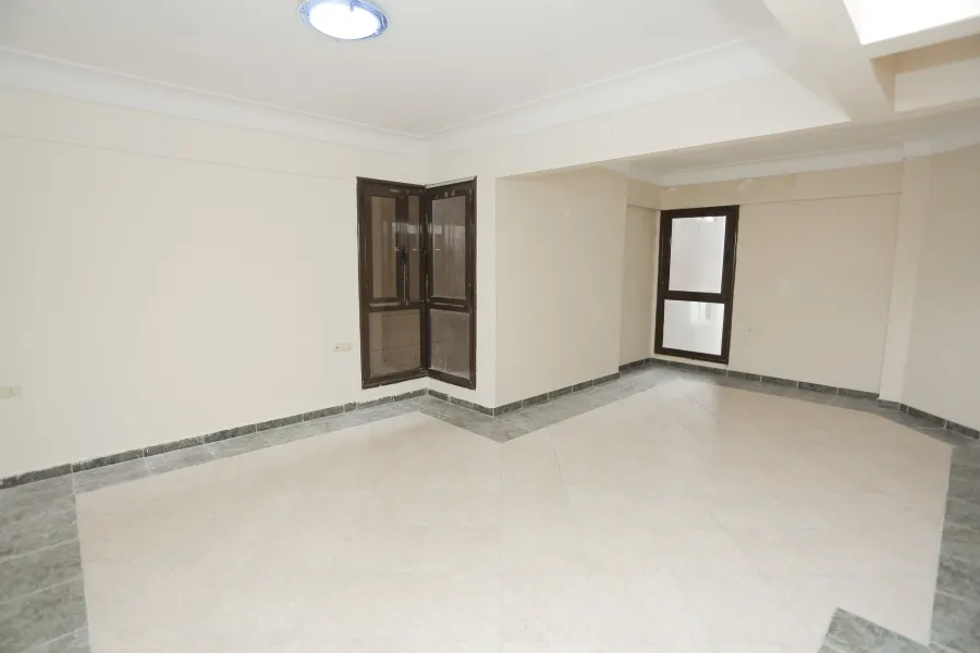 شقة للبيع 170م السرايا -علي البحر مباشرة