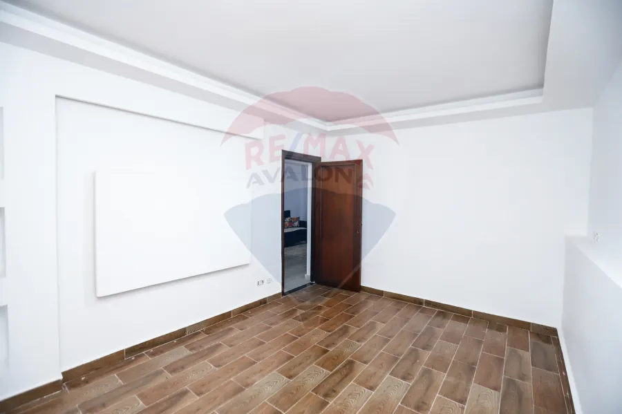 Apartment for sale 160 m Sidi Gaber (Steps from the Sea, Military Hospital)-