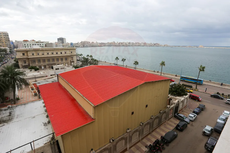 شقة اداري او سكني للايجار 100 م الأزاريطة (خطوات من البحر)