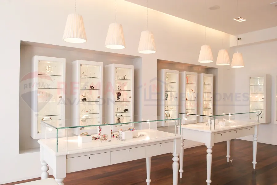 محل تجاري للبيع 54 م لوران ( خطوات من الترام )