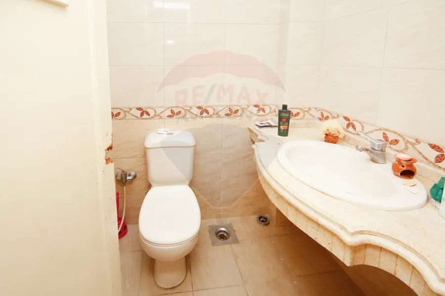 عقار للبيع 350م الأرض/800م مبانى لوران (خطوات من الترام)