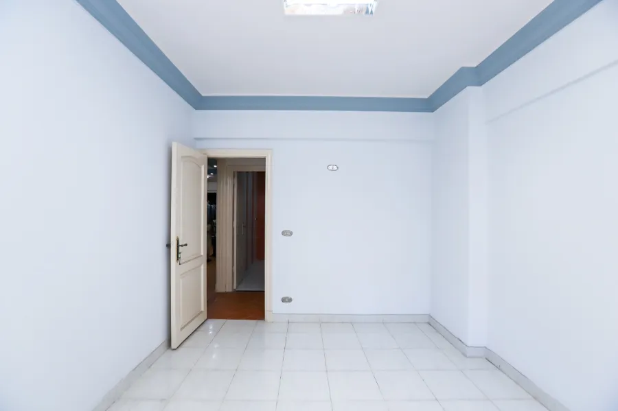 شقة إدارى للبيع 164 م سموحة (ش توت عنخ آمون)