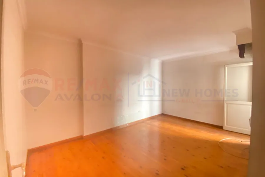 شقة للبيع 177 م لوران (علي الترام مباشرة)