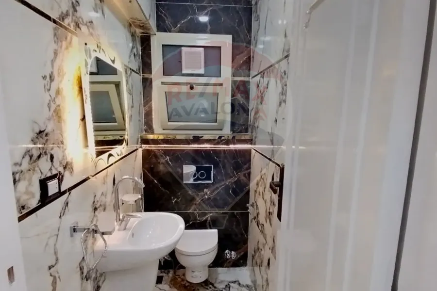 شقة للايجار 220 م لوران (علي الترام مباشر)