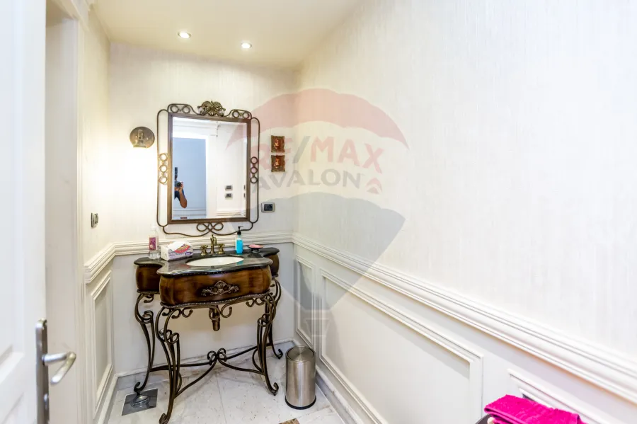 فيلا فاخره للبيع 2,200 م  كينج مريوط (داخل كومباوند بالكينج مريوط - خطوات من  الاستاد)