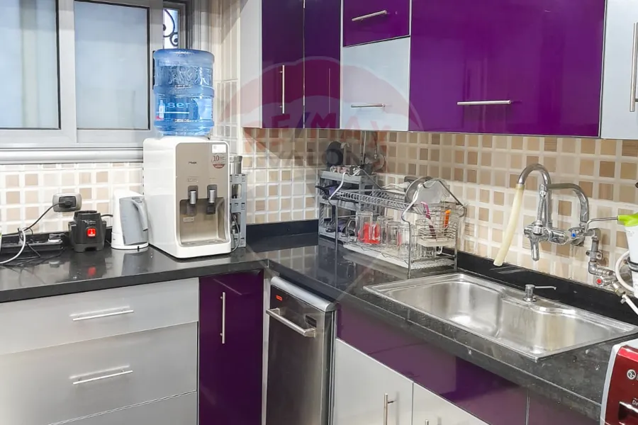 شقة للبيع 210 م السرايا (خطوات من البحر)