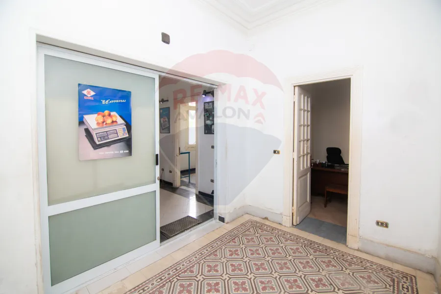 شقة إداري للبيع 125 م كيلوباترا (علي الترام مباشرة - وخطوات من ش أبو قير)