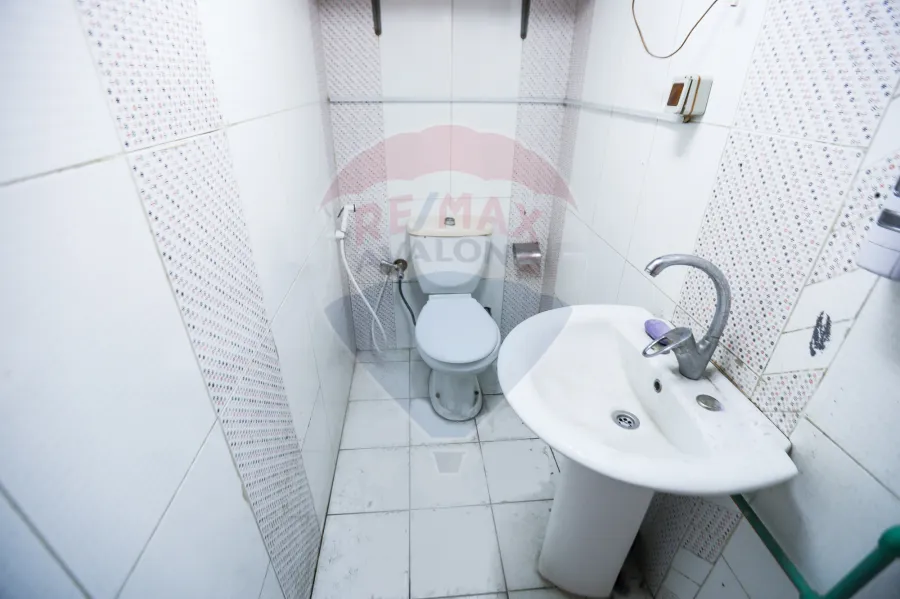 محل للبيع 200 م السيوف (مول تجاري - شارع اديب معقد)