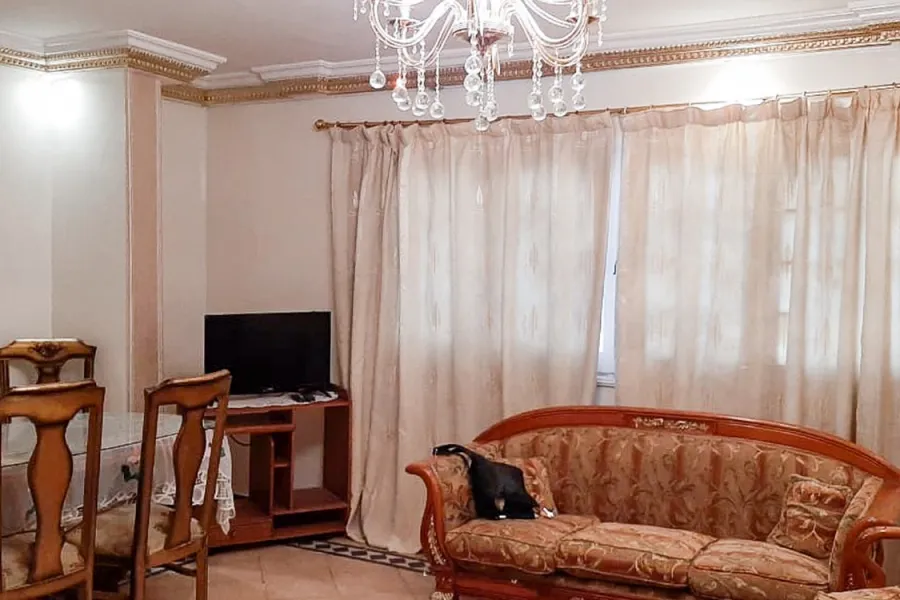 شقة للايجارمفروش 140م كامب شيزار (2 نمرة من البحر)