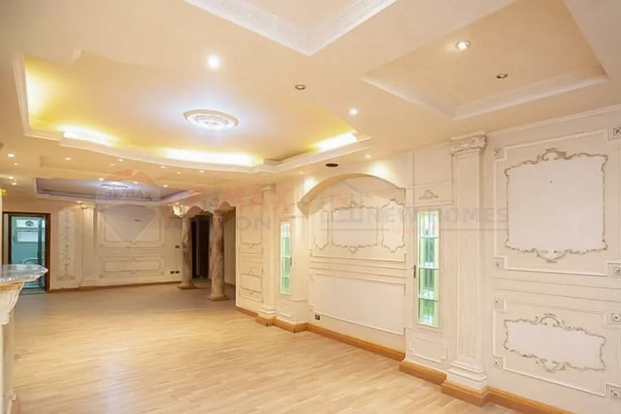 شقة للبيع 195 م كفر عبده (ش أحمد عبد العزيز)