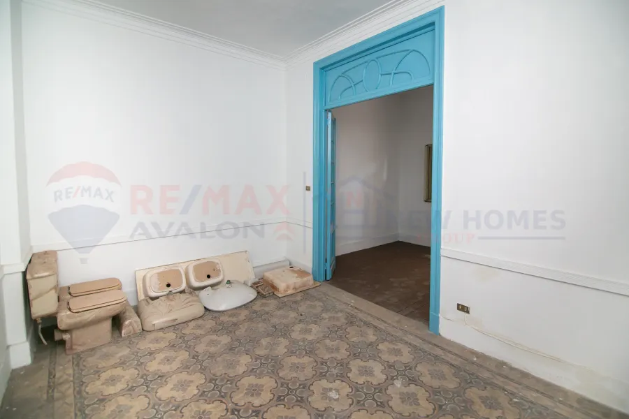 Mizzan ground level for sale 150 m Sporting (directly on the sea)