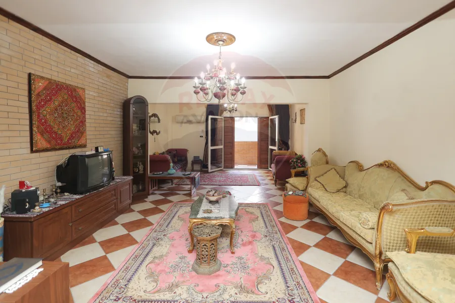 شقة للبيع 130 م جليم ( خطوات من البحر)