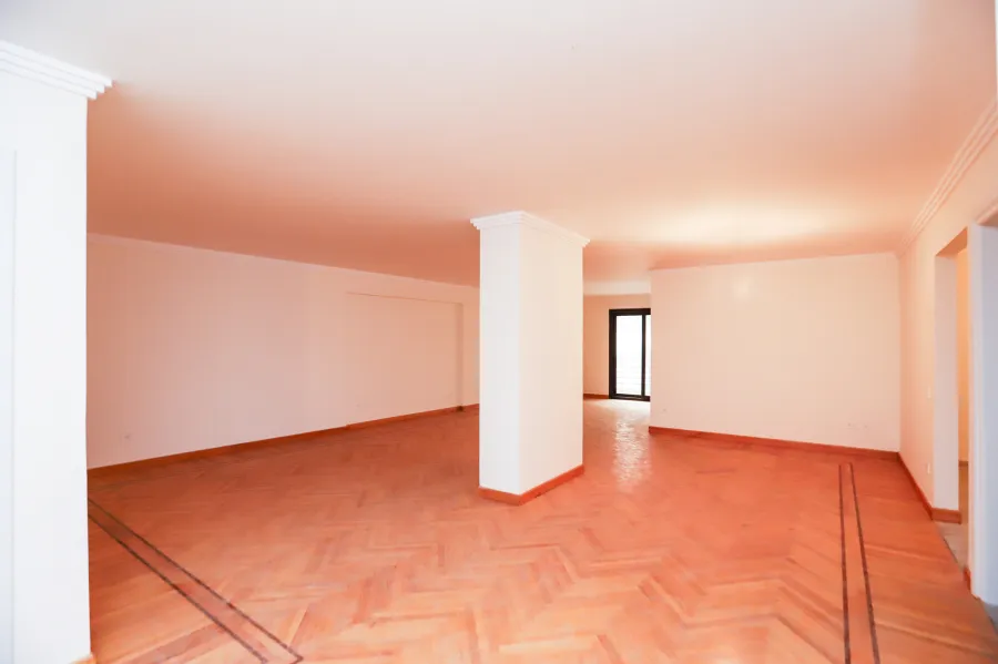 شقة للبيع 230 م لوران ( محطة ترام شعراوى )