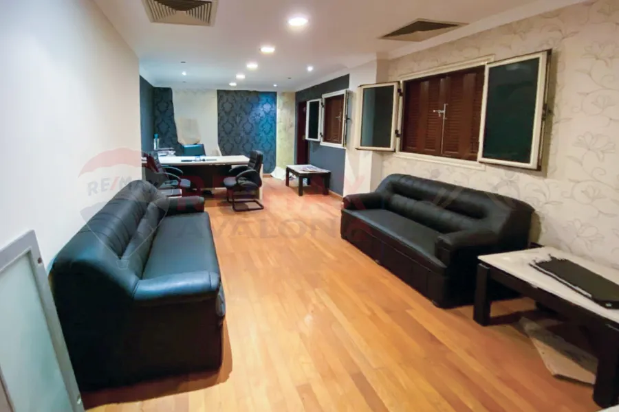 مقر اداري مفروش للإيجار 250 م ميامي (امام نادي السيارات)