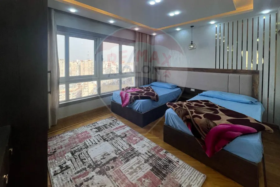 شقة دوبلكس للبيع 120 م جليم (علي البحر مباشرة)