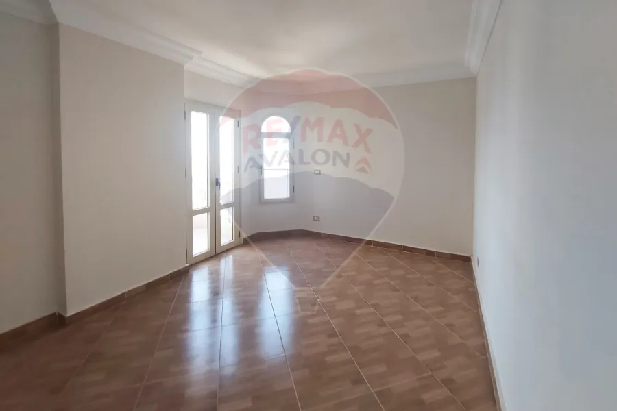 Apartment for rent 185m Louran (steps from Victoria College)