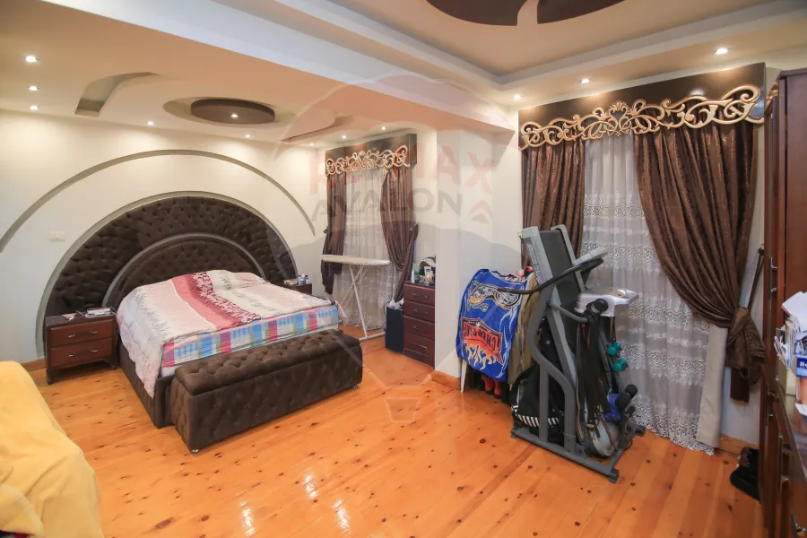 شقة للبيع 240 م محرم بك (ش المأمون مباشرة)