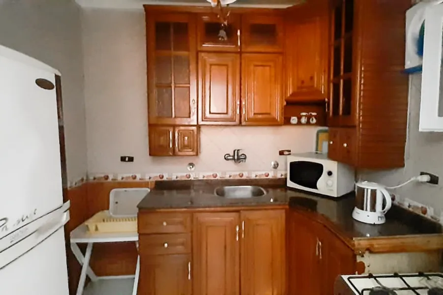 شقة للايجارمفروش 140م كامب شيزار (2 نمرة من البحر)