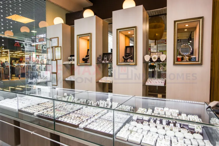 محل تجاري للبيع 54 م لوران ( خطوات من الترام )