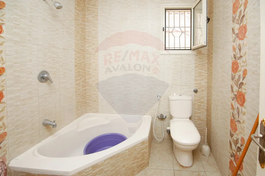 عقار للبيع 350م الأرض/800م مبانى لوران (خطوات من الترام)