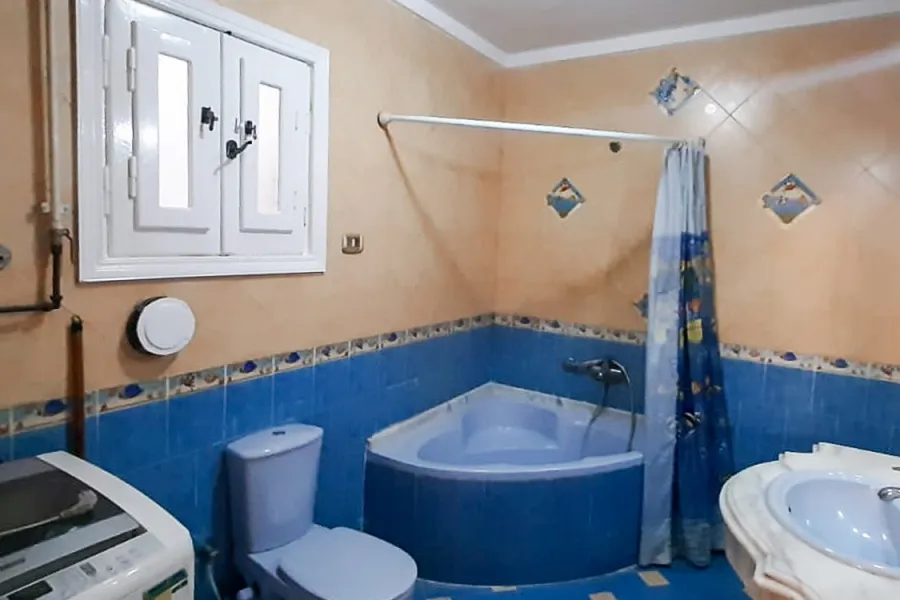 شقة للايجارمفروش 140م كامب شيزار (2 نمرة من البحر)