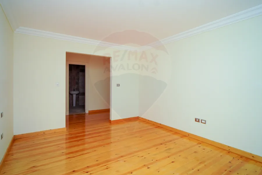 مقر اداري للايجار 300 م سموحة (بيتك ف النادي)