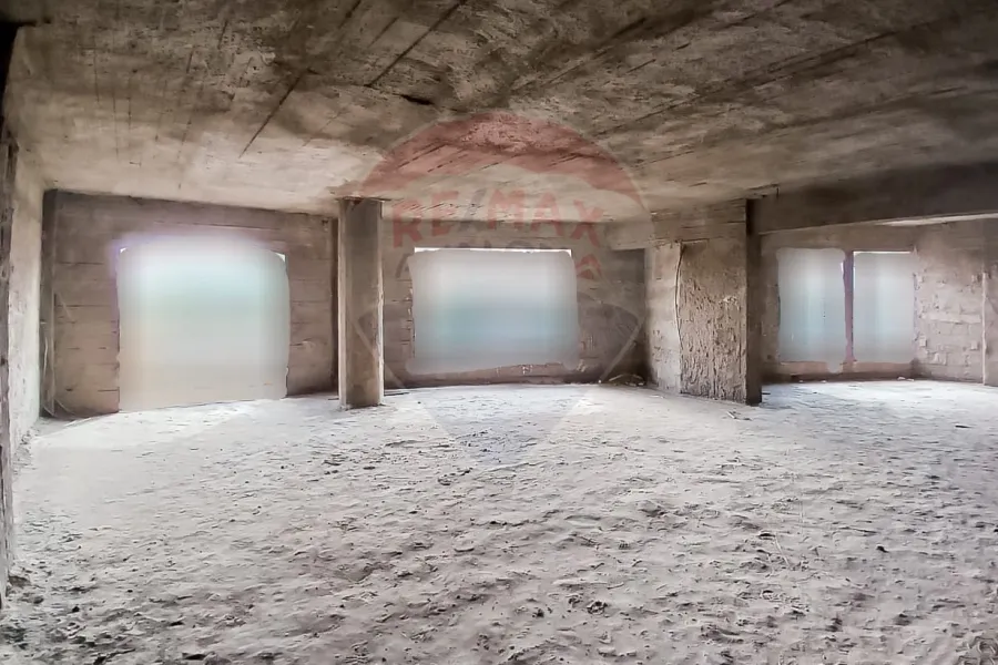 محل + ميزان للبيع  900 م سبورتنج (علي الترام)