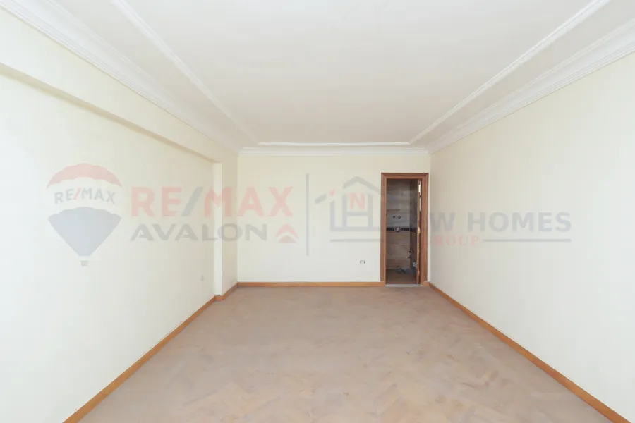 شقة للبيع 300 م زيزينيا ( خطوات من البحر امام قصر الصفا )