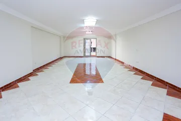 شقة للايجار 265 م رشدي (علي الترام مباشرة)