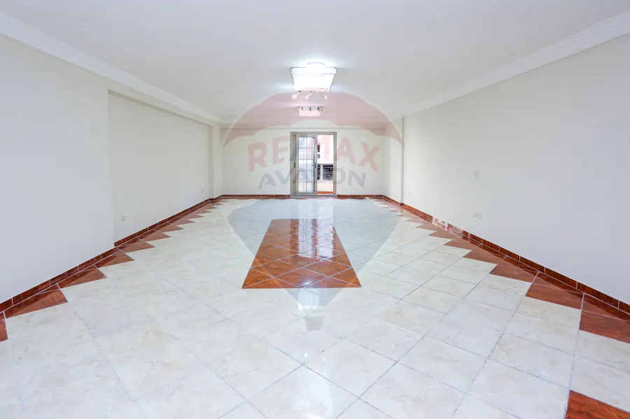 شقة للايجار 265 م رشدي (علي الترام مباشرة)