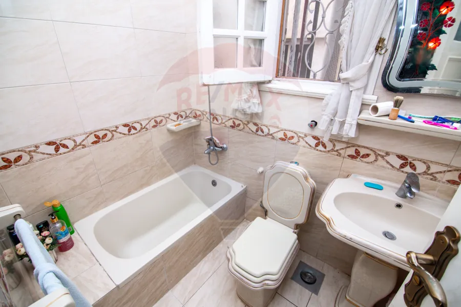 شقه + بنتهاوس للبيع 640 م سموحة (ش بهاء الدين الغتوري)