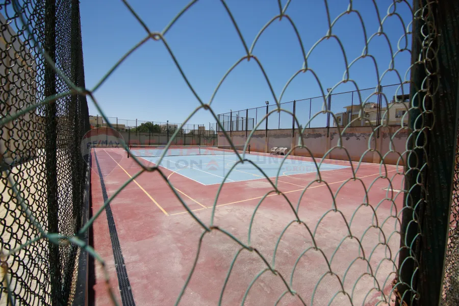 فيلا للبيع 420 م الساحل الشمالى (كومباوند سيدرا)  - صف أول على حمام السباحة