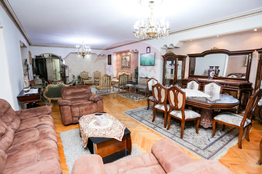 شقة للبيع 240 م ستانلي (ش عبد العزيز فهمي)