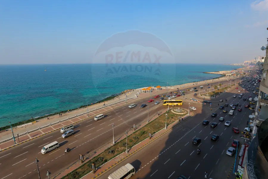 شقة للبيع 145م كامب شيزار (علي البحر مباشرة)