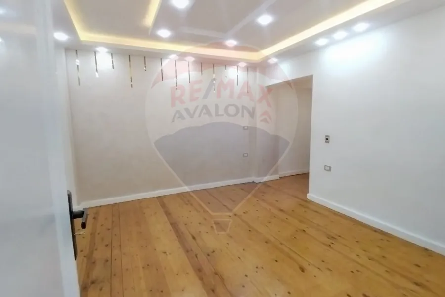 شقة للايجار 220 م لوران (علي الترام مباشر)