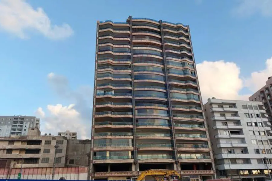 شقة للبيع 600 م سان ستيفانو ( عمارة النحاس) على البحر مباشرة