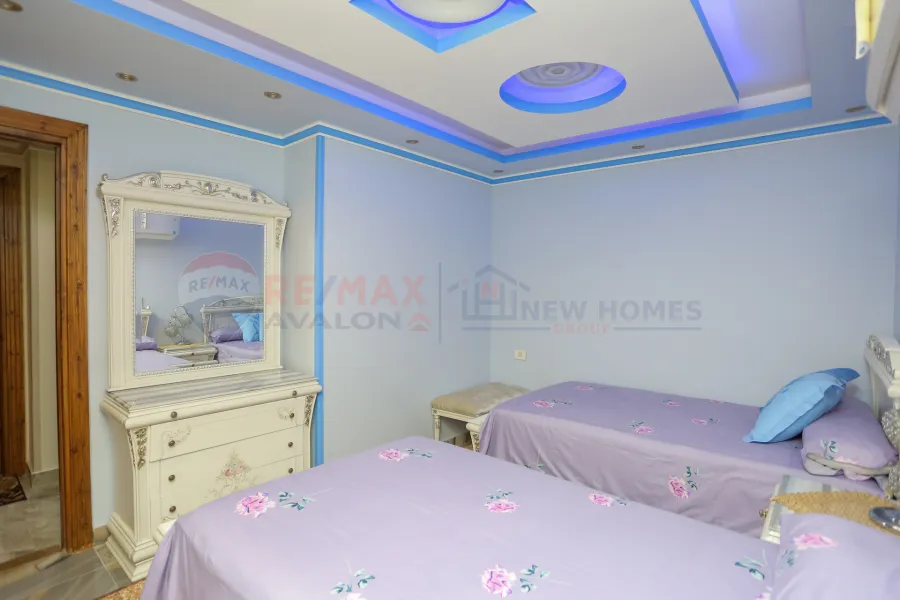 شقة للبيع 332 م  كامب شيزار ( على البحر مباشرة - عمارة براند )