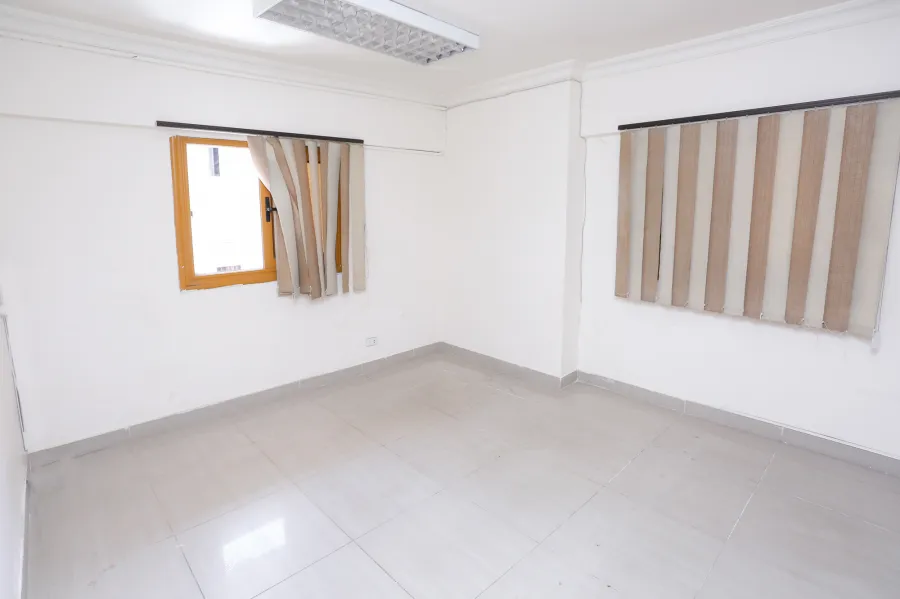 مكتب للإيجار 85م  كامب شيزار (ش بورسعيد) - 5000 ج شهرياً