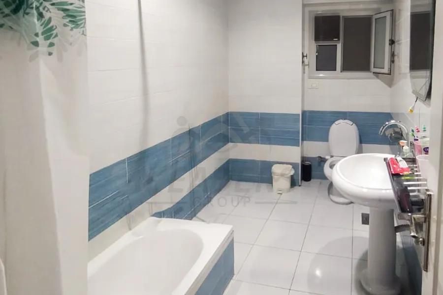 شقة للبيع 250 م رشدي (متفرع من ش عبد الحميد العبادي)