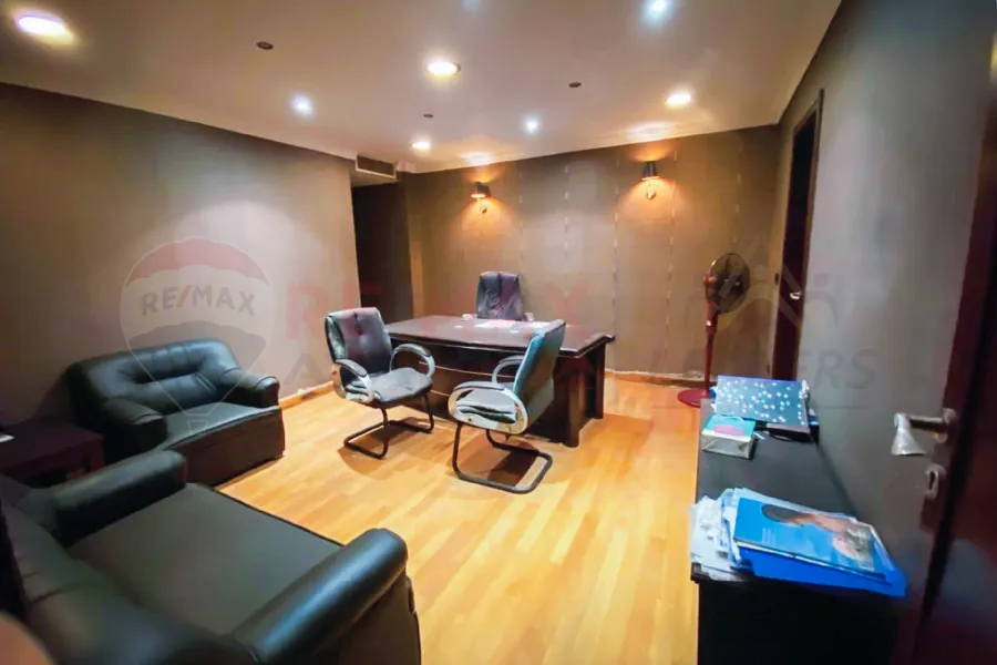 مقر اداري مفروش للإيجار 250 م ميامي (امام نادي السيارات)